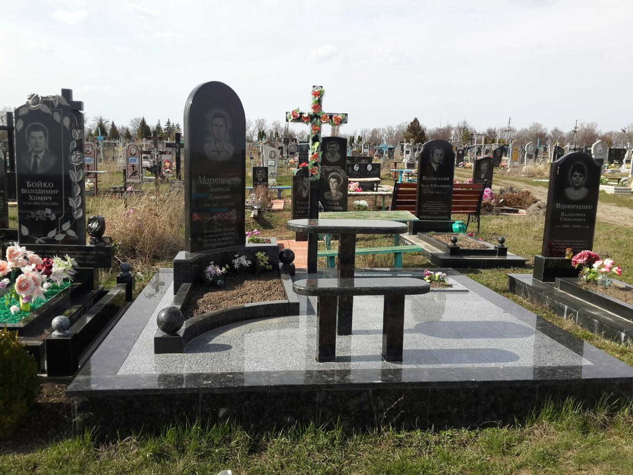Гранітні пам`ятники виготовлення, продаж, установка, гарантія.
